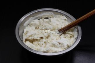 面粉加入水，拌均揉搓；