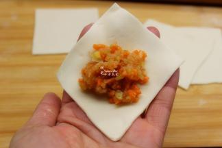 腌制好的肉馅放入云吞皮上；