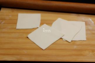 把面团擀薄，切成四方块；