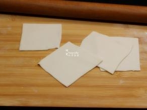 把面团擀薄，切成四方块；