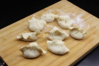 包自己喜欢的形状，广州云吞是快手，随手一抓即可；