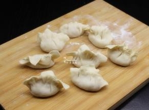 包自己喜欢的形状，广州云吞是快手，随手一抓即可；