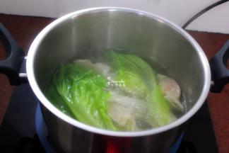 云吞浮起来，即煮熟，放一点生菜汆烫即可