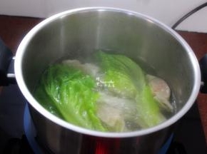 云吞浮起来，即煮熟，放一点生菜汆烫即可
