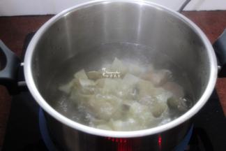 清水煮沸，放入云吞，适量的放点姜丝、盐更加美味；