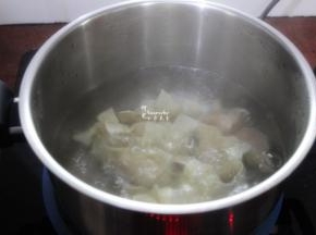 清水煮沸，放入云吞，适量的放点姜丝、盐更加美味；