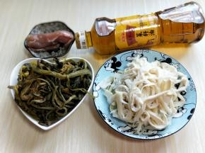 准备食材，里脊肉洗干净后切肉丝。