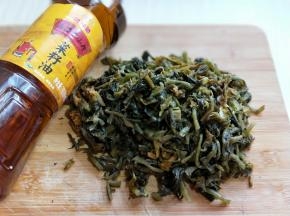 雪菜洗干净后切碎。