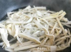 笋尖焯水，断生即可，捞出淋干水份，切碎或者切段都可以。根据个人喜欢。