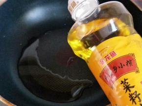 锅中加入食用油。
