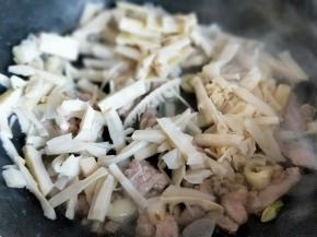 再加入切好的笋尖。