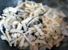 再加入切好的笋尖。