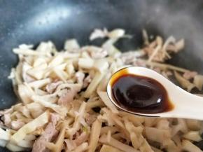 再加入耗油，翻炒均匀。