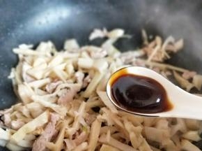 再加入耗油，翻炒均匀。