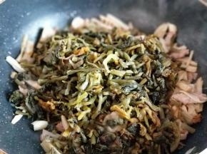 再加入切好的雪菜，煸炒均匀，加少量水，焖煮一会儿。断生即可出锅。