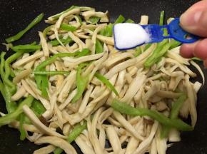 加入1勺盐调味
