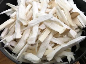 杏鲍菇洗净撕成粗丝