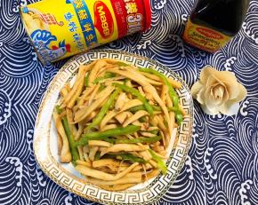 一盘简单快手却不失美味的青椒素炒杏鲍菇就完成了