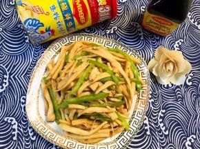 一盘简单快手却不失美味的青椒素炒杏鲍菇就完成了