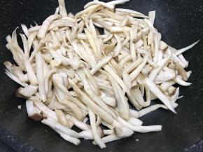 慢慢煸软后盛出（干煸的时候杏鲍菇释放的香气迷人极啦）