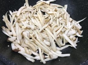 慢慢煸软后盛出（干煸的时候杏鲍菇释放的香气迷人极啦）
