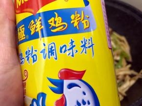 加入少许鸡粉