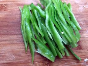 青椒洗净去籽切成丝