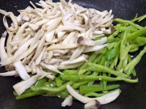 加入煸软的杏鲍菇