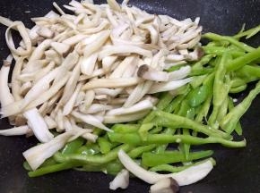 加入煸软的杏鲍菇