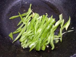 加入青椒丝翻炒至软