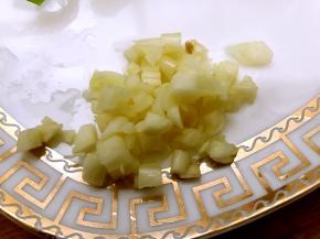 大蒜拍扁切成末