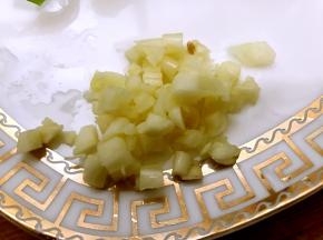 大蒜拍扁切成末