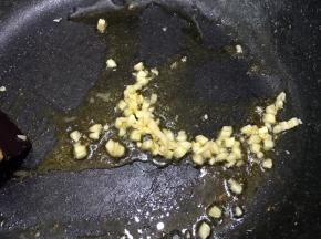 加入蒜末爆香