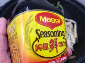 加入1勺美极鲜味汁