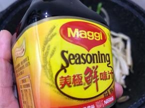 加入1勺美极鲜味汁
