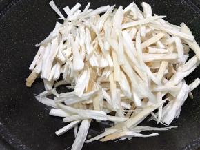 干净的锅里加入杏鲍菇丝