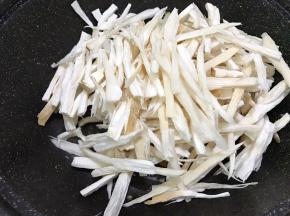 干净的锅里加入杏鲍菇丝