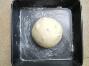 面团收圆放入烤盘，加盖保鲜膜进行一发