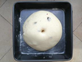 冬天室温低的话，可以放进烤箱开启发酵档进行一发，同时在烤箱里放一碗热水以增加湿度，大约50分钟左右，面团发至两倍大，手指粘粉戳洞不塌陷不回缩，一发完成