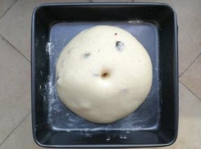 冬天室温低的话，可以放进烤箱开启发酵档进行一发，同时在烤箱里放一碗热水以增加湿度，大约50分钟左右，面团发至两倍大，手指粘粉戳洞不塌陷不回缩，一发完成