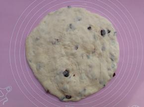 将面团移至揉面垫上，按扁排气