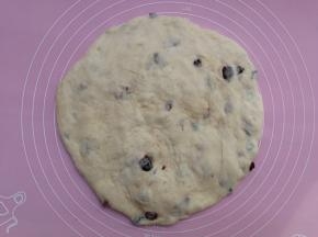 将面团移至揉面垫上，按扁排气