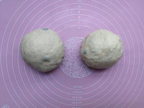 面团均匀分成两份，揉圆后静置松弛10分钟