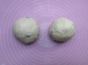 面团均匀分成两份，揉圆后静置松弛10分钟