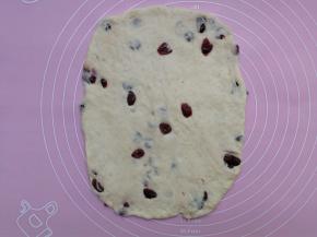 松弛后的面团擀开成长约20cm，宽约10cm的长方形