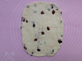 松弛后的面团擀开成长约20cm，宽约10cm的长方形