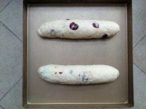 压薄底边，沿着长边自上而下卷起，收口朝下放置在烤盘内，两条依次做好