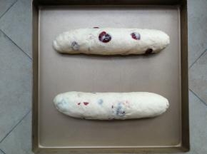 压薄底边，沿着长边自上而下卷起，收口朝下放置在烤盘内，两条依次做好