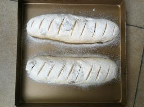 放入烤箱开启发酵档进行二发，大约40分钟，发酵至两倍大小后，取出在表面筛上一层薄薄的高粉，然后用锋利的割刀割出喜欢的花纹