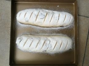 放入烤箱开启发酵档进行二发，大约40分钟，发酵至两倍大小后，取出在表面筛上一层薄薄的高粉，然后用锋利的割刀割出喜欢的花纹